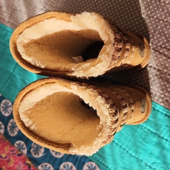 Beautiful Bearpaw boots - Picture 5 of 16